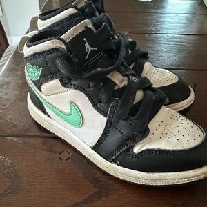 Nike Kids Black and Mint Sneakers